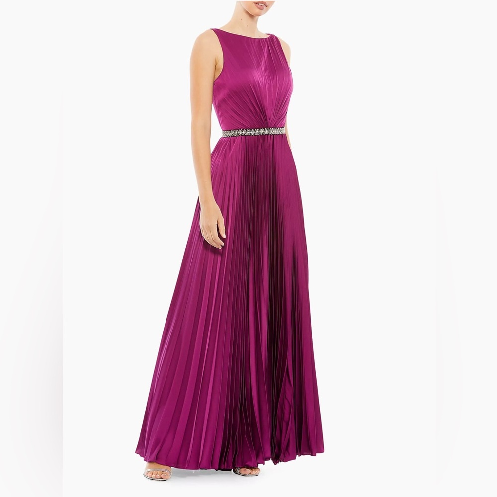 Mac Duggal’s IEENA Belted Pleated Satin Gown in Berry Size 8, New w/Tag
